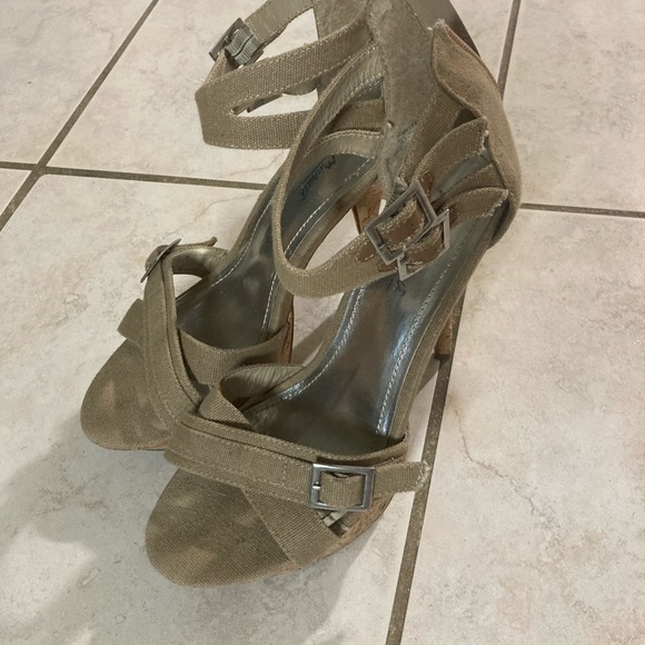 Cute Greenish Heels - Picture 4 of 4